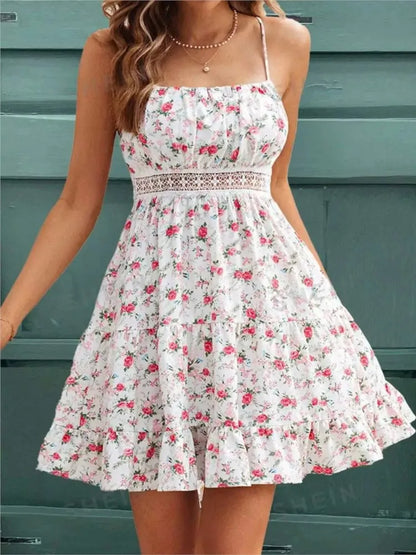 Vestido mini floral blanco con tirantes finos y cintura calada