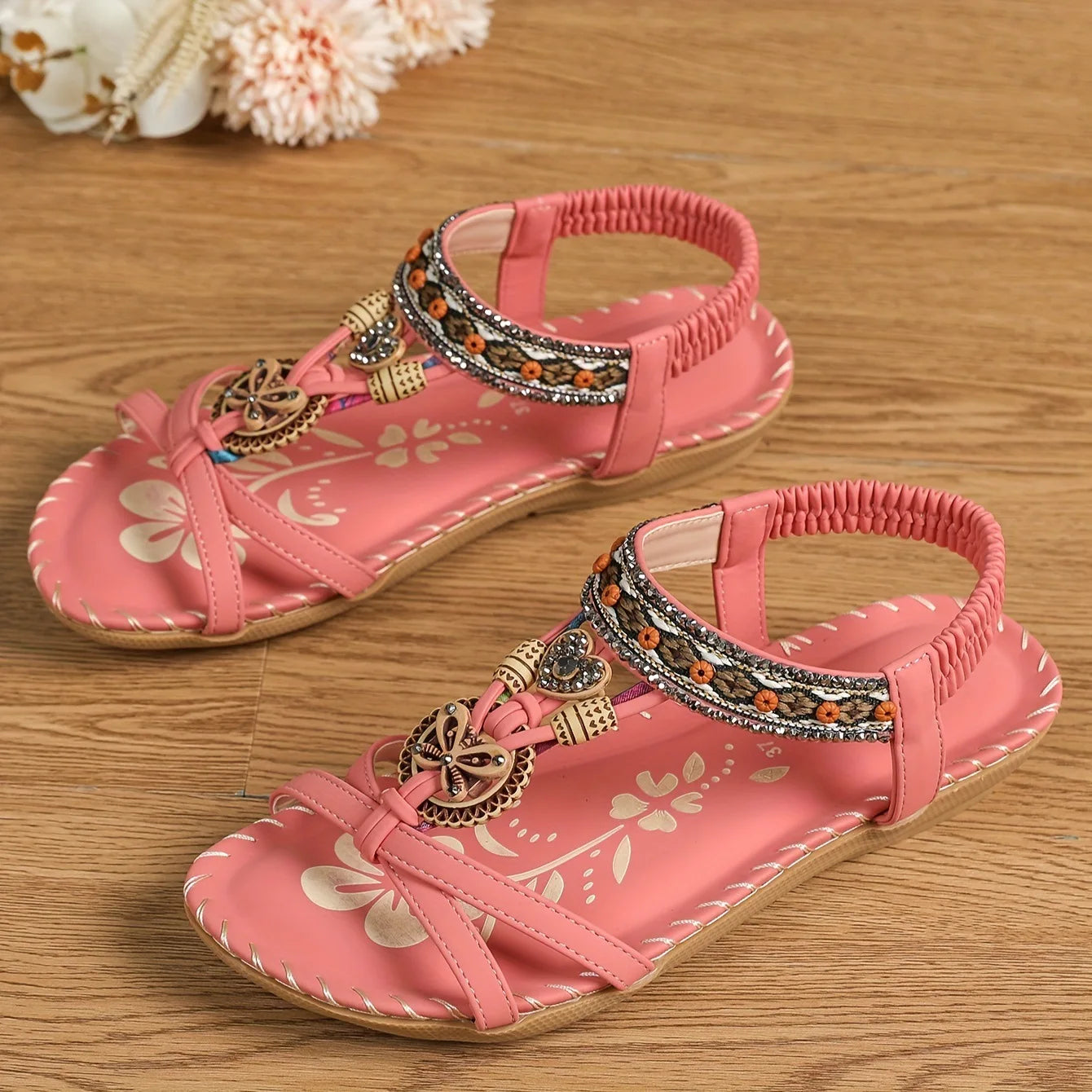 Sandalias boho étnicas con pedrería y tiras cruzadas