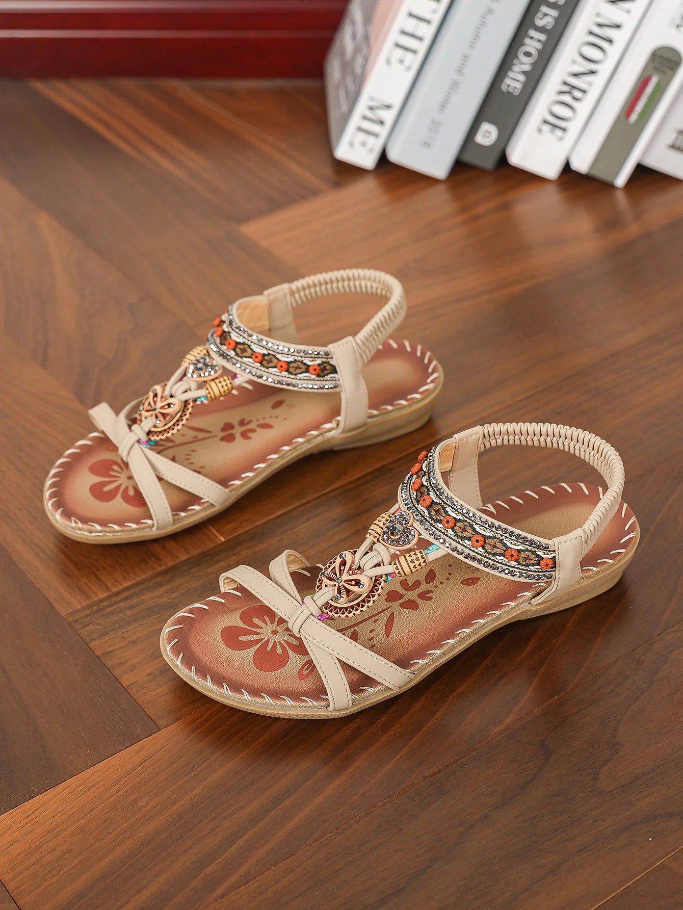 Sandalias boho étnicas con pedrería y tiras cruzadas
