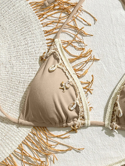 Bikini con conchas y tiras ajustables estilo mediterráneo