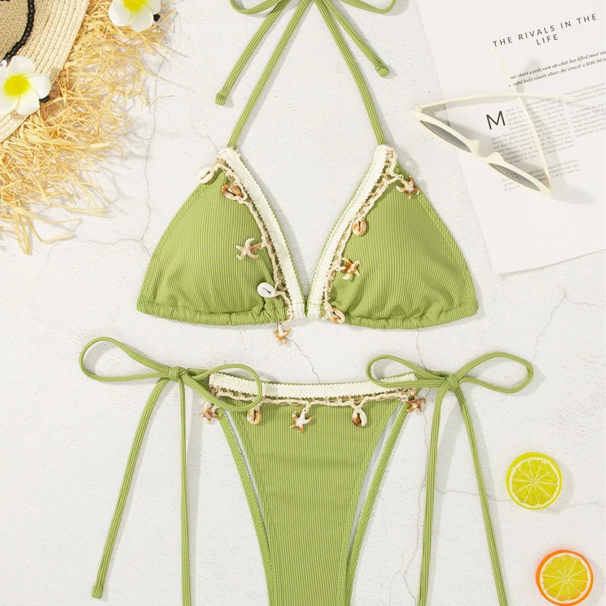 Bikini con conchas y tiras ajustables estilo mediterráneo