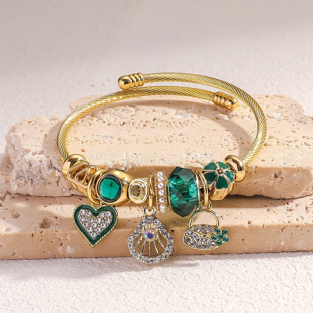 Pulsera de oro con dijes