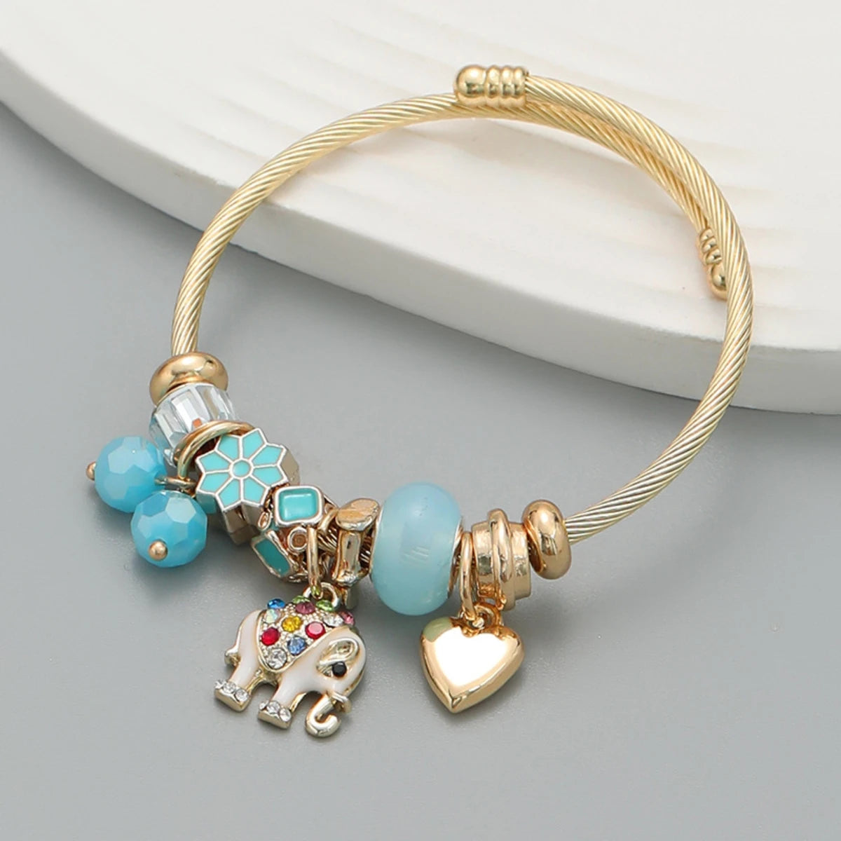 Pulsera de oro con dijes
