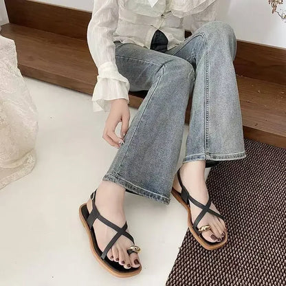 Sandalias romanas planas nude con tiras cruzadas y detalle dorado
