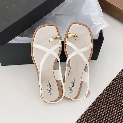 Sandalias romanas planas nude con tiras cruzadas y detalle dorado