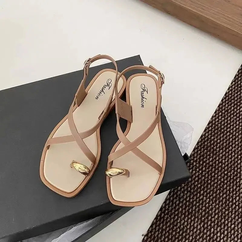Sandalias romanas planas nude con tiras cruzadas y detalle dorado