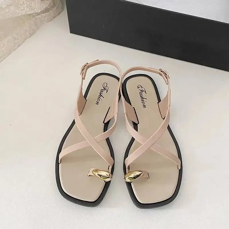 Sandalias romanas planas nude con tiras cruzadas y detalle dorado